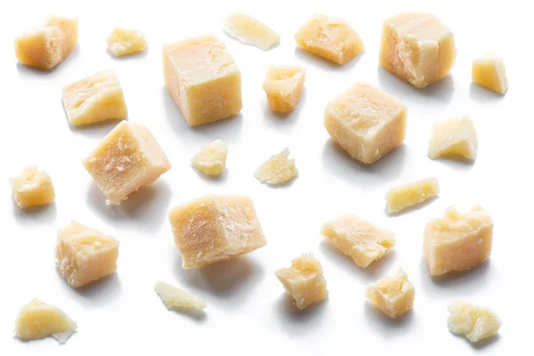 帕尔马奶酪立方体和帕美桑面包屑隔离在白色背面 — 图库照片