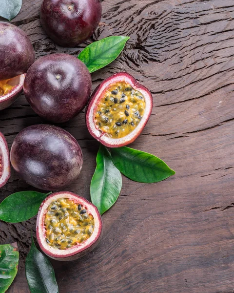 Maracujás e sua seção transversal com suco polpy cheio de sagacidade — Fotografia de Stock