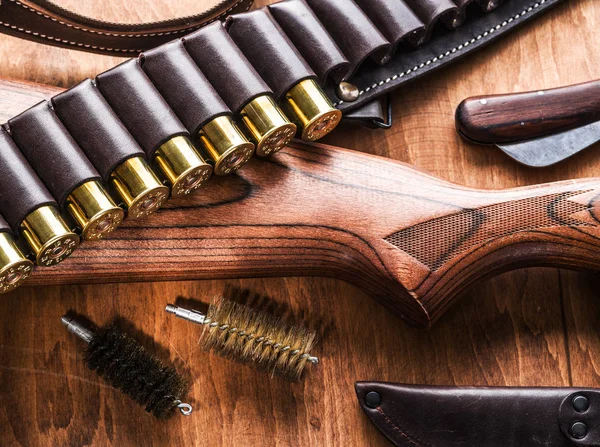 Pompa azione fucile, cartuccia 12 guage e coltello da caccia . — Foto Stock