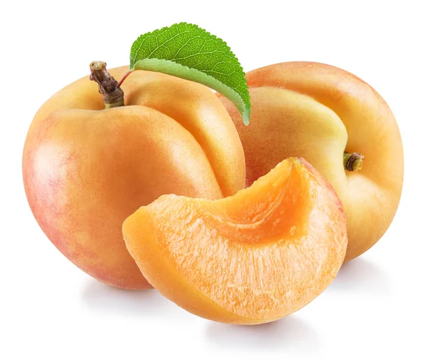 Спелые плоды абрикоса с листом. Файл содержит путь обрезки . — стоковое фото