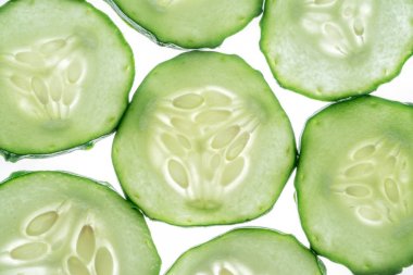 Beyaz arka plan üzerinde izole salatalık dilimleri.