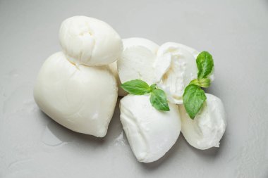 Gri backgro otlar ile Geleneksel İtalyan mozzarella peyniri