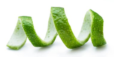 Beyaz arka planda izole kireç meyve kabuğu.