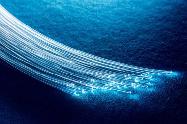 Uçları ışıklar ile optik liflerin paketi. Mavi artalan