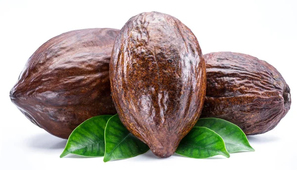 Cacao peulen met cacao bladeren geïsoleerd op een witte achtergrond. — Stockfoto