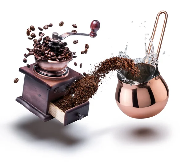 Voorbereiding van de koffie. Conceptuele foto-het omzetten van koffiebonen in — Stockfoto