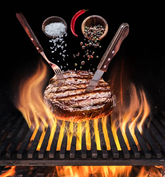 Steakkochen. konzeptionelles Bild. Steak mit Gewürzen und Besteck — Stockfoto