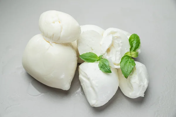 Tradiční italský sýr mozzarella s bylinkami na šedé backgro — Stock fotografie