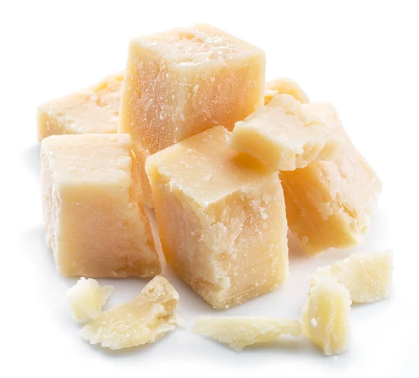 Cubes de fromage parmesan isolés sur fond blanc . — Photo