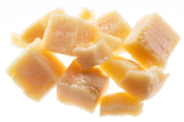 Cubos de queijo parmesão isolados sobre fundo branco . — Fotografia de Stock