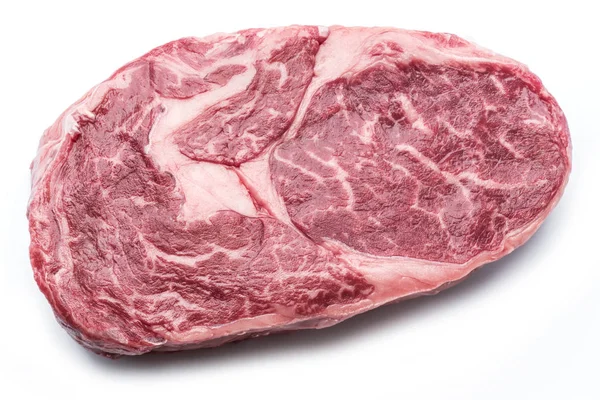 Çiğ Ribeye biftek veya sığır eti biftek beyaz arka plan izole. — Stok fotoğraf