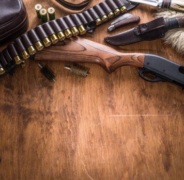 Pompa eylem av tüfeği, 12 kalibre kartuş ve av bıçağı.