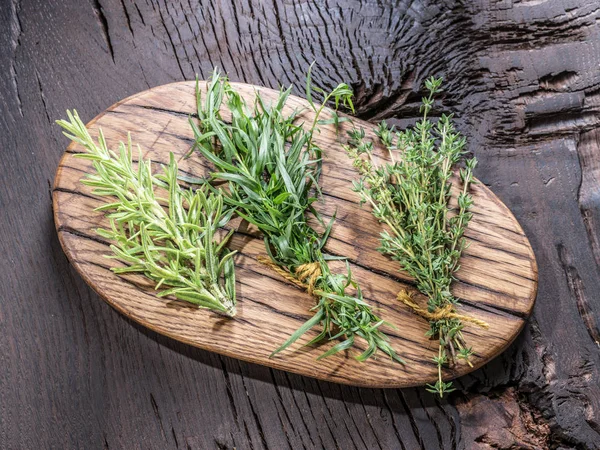 Ervas frescas na mesa de madeira . — Fotografia de Stock