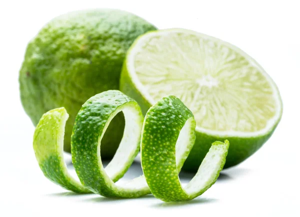 Mogen lime frukter på den vita bakgrunden. — Stockfoto