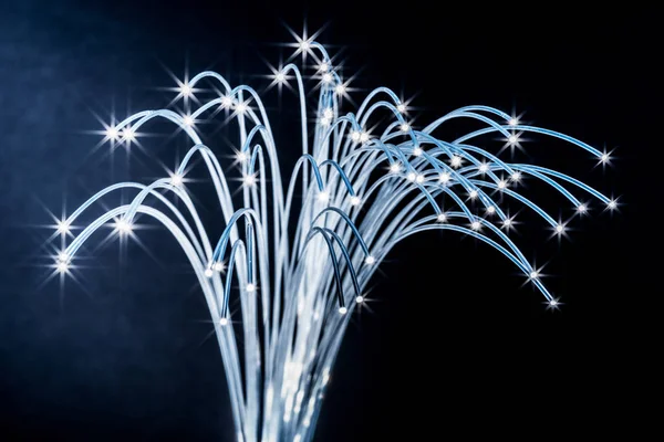 Pacote de fibras ópticas com luzes nas extremidades. Azul escuro de volta — Fotografia de Stock