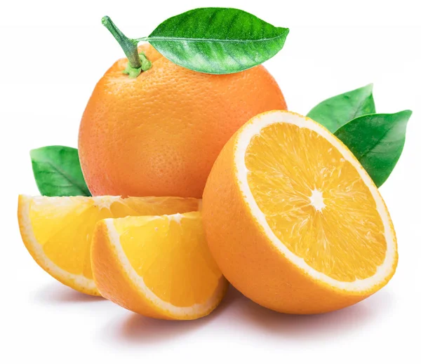 Апельсиновые фрукты с оранжевыми ломтиками и листьями изолированы на белом берегу — стоковое фото