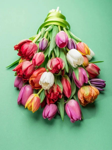 Цветной букет тюльпанов на белом фоне . — стоковое фото