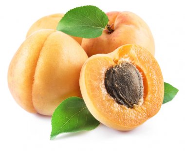 Beyaz arka plan üzerinde izole olgun kayısı.