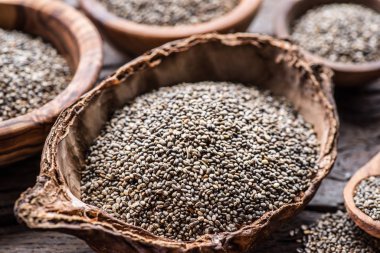 Eski ahşap masa üzerinde organik yemek Chia tohum. 