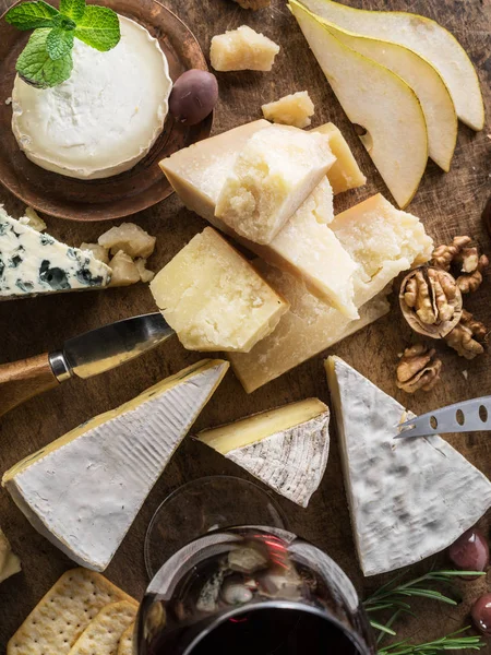 Πιατέλα τυριών με βιολογικά τυριά, φρούτα, ξηροί καρποί και κρασί στο wo — Φωτογραφία Αρχείου