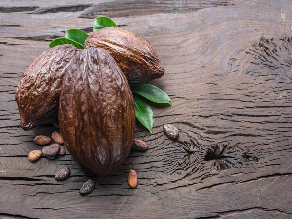 Kakaobönor och kakaobönor på träbordet. Ovanifrån. — Stockfoto
