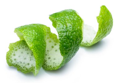 Beyaz arka planda izole kireç meyve kabuğu.