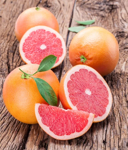 Grapefruit a régi fa háttér. — Stock Fotó