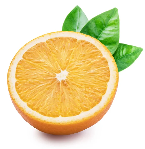 Mezza frutta arancione con foglie d'arancio su sfondo bianco. Clippi — Foto Stock