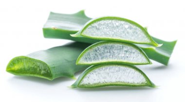 Aloe ya da Aloe vera beyaz arka planda taze yapraklar ve dilimler.
