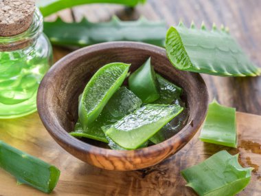 Taze aloe bırakır ve aloe jeli ahşap sekmesinde kozmetik kavanoza