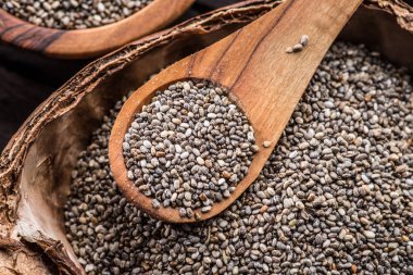 Eski ahşap masa üzerinde organik yemek Chia tohum. Üstten Görünüm.