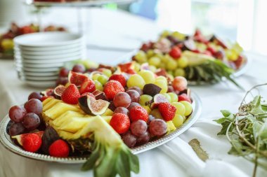 Farklı meyve ve hafif mezeler catered ev sırasında sağlanan