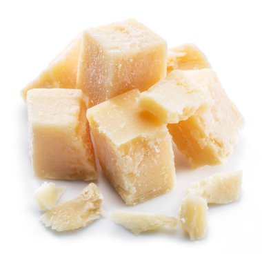 Parmesan peyniri küpleri beyaz arka plan üzerinde izole.