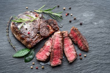 Grafit kurulu otlar ile Orta nadir Ribeye biftek.