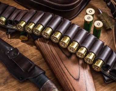 Pompa eylem av tüfeği, 12 kalibre kartuş ve av bıçağı.