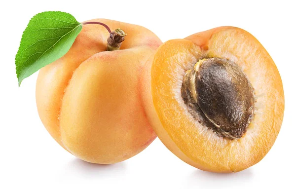 Zralé meruňkové ovoce a meruňkové půlky. Soubor obsahuje ořezovou cestu — Stock fotografie