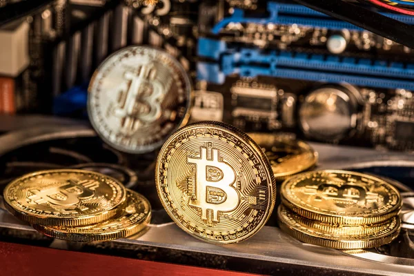 Bitcoins físicos brillantes y equipo de mantenimiento de registros. Minería lejos — Foto de Stock