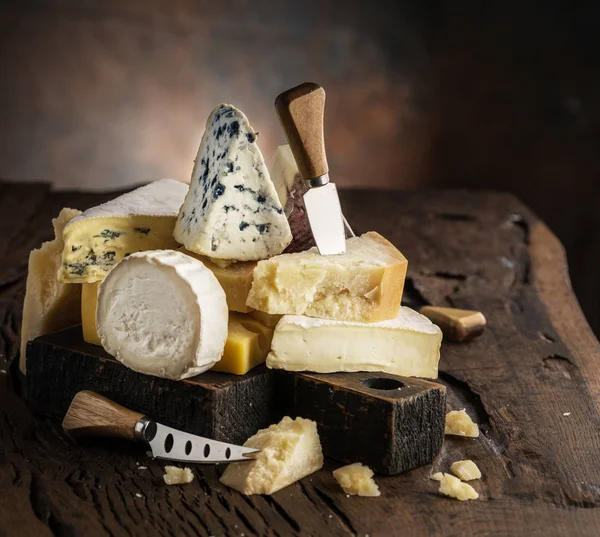 Assortimento di diversi tipi di formaggio su fondo di legno. Formaggi — Foto Stock