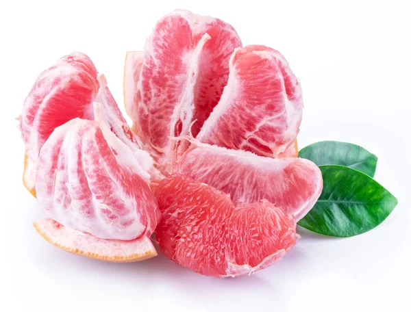 Oloupané plátky grapefruitu izolované na bílém pozadí. — Stock fotografie