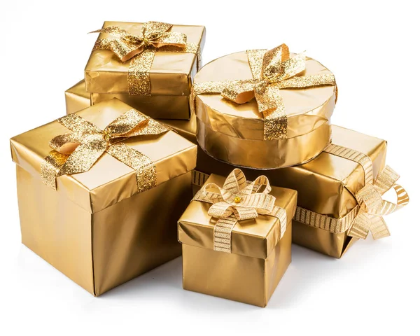 Beyaz üzerinde dilek ve kutlama sembolü olarak Altın hediye kutuları — Stok fotoğraf