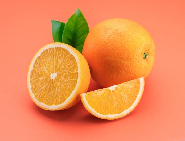 オレンジ色のスライスとオレンジ色の葉を持つオレンジ色の果実 — ストック写真
