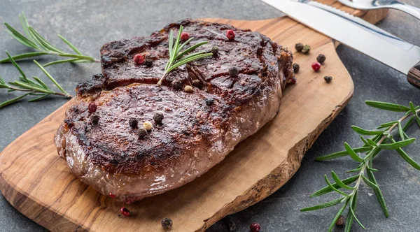 Közepes ritka Ribeye steak, vagy marha steak. — Stock Fotó