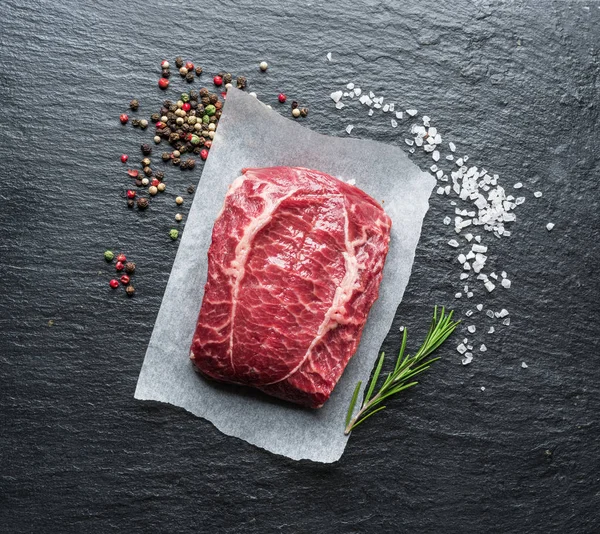 Das Top Blade Steak oder Rindfleisch Steak auf dem Graphitbrett mit ihr — Stockfoto