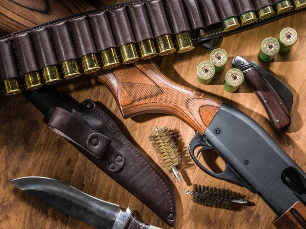 Escopeta de acción de la bomba, cartucho de 12 guajes y cuchillo de caza . — Foto de Stock