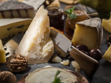 Parmesan peyniri ve farklı peynirler ürün yelpazesine parça 