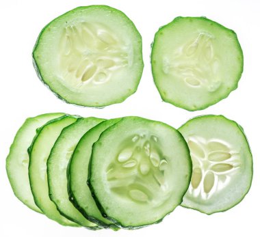 Beyaz arka plan üzerinde izole salatalık dilimleri.