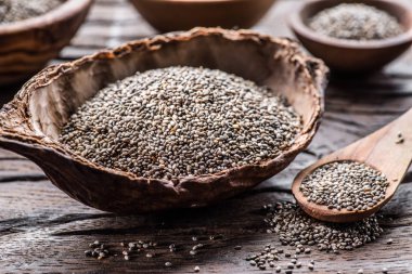 Eski ahşap masa üzerinde organik yemek Chia tohum.