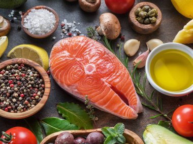 Baharatlar ve sebzeler grafit yönetim kurulu ile Çiğ somon.