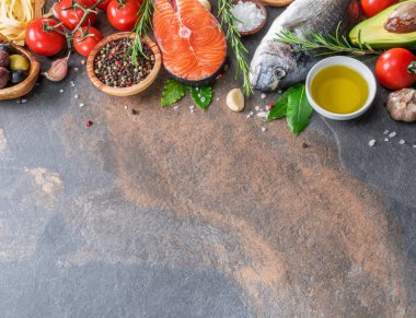 Ham dorado balık ve somon steak baharat ve sebzeler t