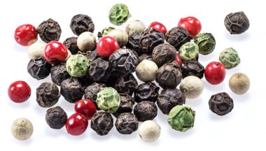 Siyah, beyaz, yeşil ve kırmızı biber beyaz backgr izole